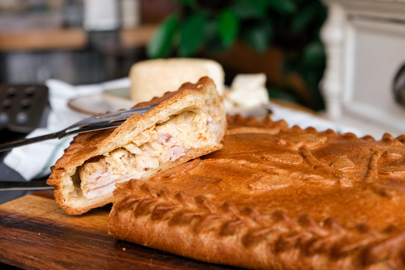 Пирог с куриным филе, картофелем и копченым сыром