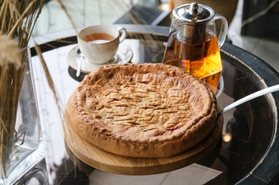 Постный пирог с яблоками и брусникой на слоеном тесте